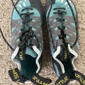 Women’s climbing shoes